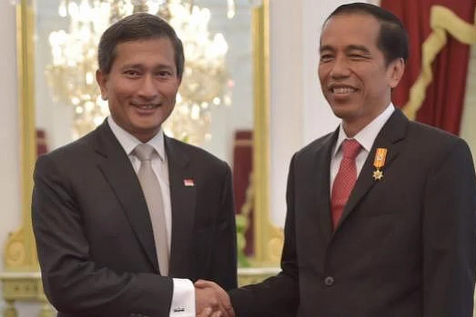 Dr Vivian Balakrishnan (kiri) melakukan kunjungan ke atas President Joko Widodo di istana presiden di Jakarta pada Rabu, 13 Januari, semasa lawatan sulung beliau ke Indonesia sebagai Menteri Ehwal Luar bagi perkukuh hubungan dua hala. Gambar AFP 