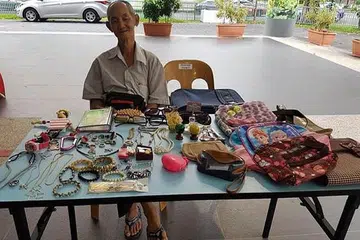 MENCARI REZEKI DI TEMPAT LAIN: Bekas penjaja di Sungei Road atau 'Robinson Petang' yang hanya dikenali sebagai Encik Lim berjaja di Kelab Masyarakat Whampoa sejak 7 Mei lalu bagi meneruskan kehidupan. - Foto-foto NEA