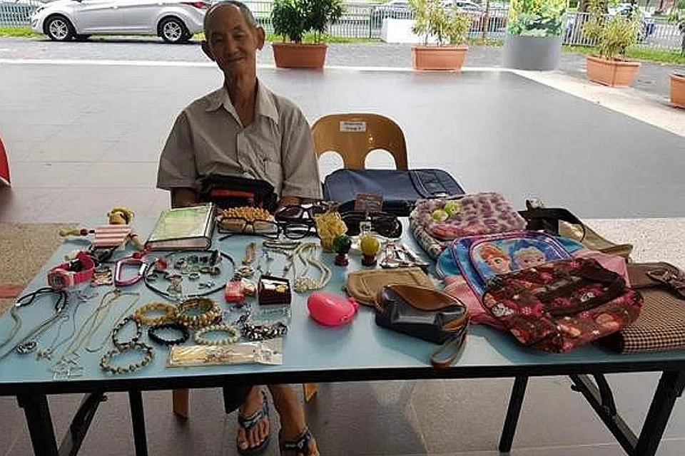 MENCARI REZEKI DI TEMPAT LAIN: Bekas penjaja di Sungei Road atau 'Robinson Petang' yang hanya dikenali sebagai Encik Lim berjaja di Kelab Masyarakat Whampoa sejak 7 Mei lalu bagi meneruskan kehidupan. - Foto-foto NEA