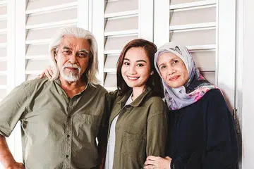 HARGAI PENGALAMAN KERJA DI SINGAPURA: Pelakon veteran Malaysia, Wan Hanafi Su (kiri), senang dengan budaya kerja kru penerbitan dan lakonan drama jenayah Forensik di Singapura. Bersamanya adalah bakat tempatan, Yuslina Yussof (tengah) dan Hamidah Salim, yang terharu dapat bekerjasama dengannya. - Foto BH oleh KHIDHIR ASYRAF MAHBOB