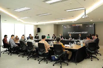 TEMUI WAKIL PERNIAGAAAN: Encik Gan (enam dari kanan) menghadiri acara perniagaan GlobalConnect@SBF anjuran Persekutuan Perniagaan Singapura (SBF) di Pusat Perusahaan Singapura di Jakarta kelmarin. - Foto SBF