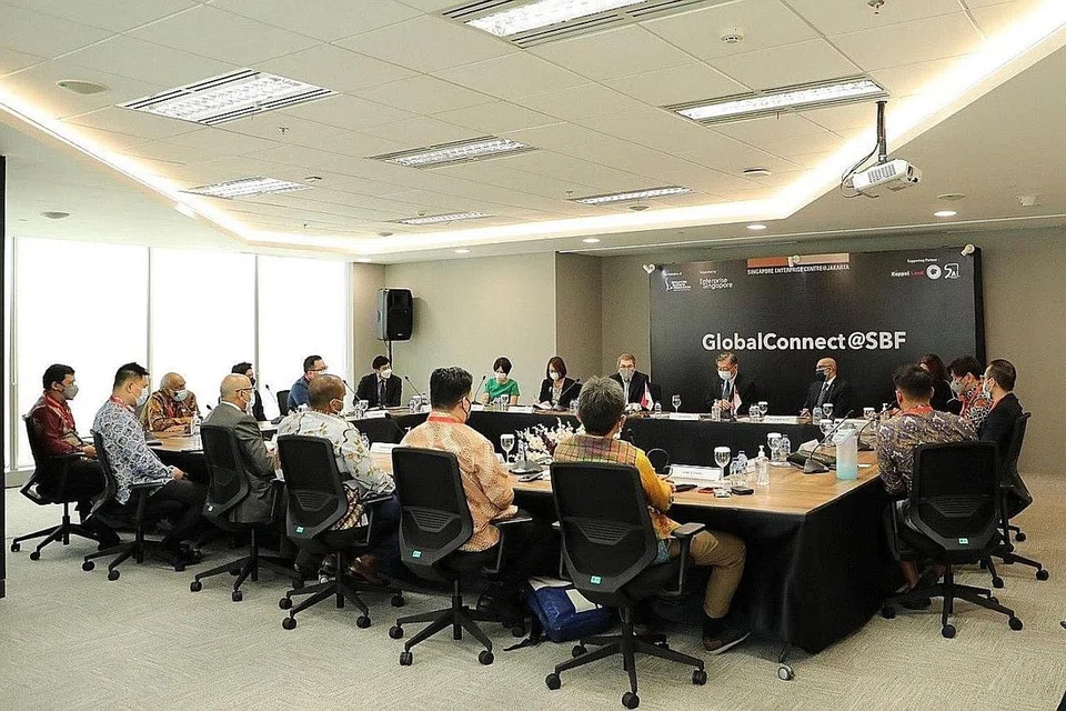 TEMUI WAKIL PERNIAGAAAN: Encik Gan (enam dari kanan) menghadiri acara perniagaan GlobalConnect@SBF anjuran Persekutuan Perniagaan Singapura (SBF) di Pusat Perusahaan Singapura di Jakarta kelmarin. - Foto SBF