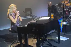 Debbie Gibson memaparkan kreativiti membuat persembahan di khalayak ramai sambil bermain piano.