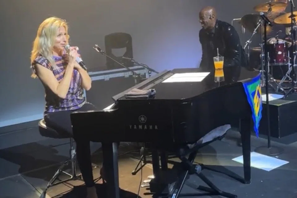 Debbie Gibson memaparkan kreativiti membuat persembahan di khalayak ramai sambil bermain piano.