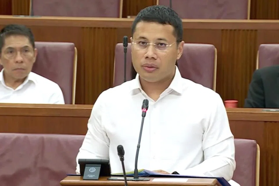 ENCIK DESMOND LEE:  Sedih Encik Lee Hsien Yang menggunakan kepalsuan untuk menyerang abangnya, Perdana Menteri, Encik Lee Hsien Loong.