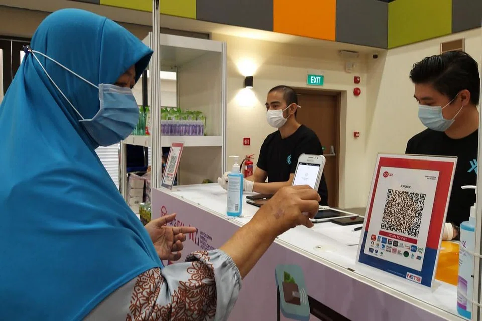 RAIH KEMAHIRAN E-PEMBAYARAN: Cik Nooraini Zamzam, 63 tahun, merupakan antara warga emas yang menyertai sesi Perjalanan Pembelajaran e-Pembayaran di Kelab Masyarakat Teck Ghee hari ini (29 Ogos) untuk belajar cara menggunakan PayLah. - Foto Irma Kamarudin