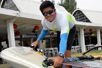 BUAT PERSIAPAN: Encik Nur Hafiz membuat persiapan lengkap sebelum masuk ke laut. - Foto M.O. SALLEH