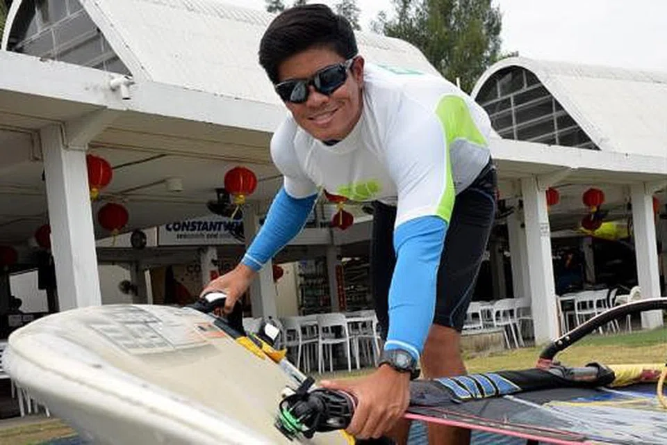 BUAT PERSIAPAN: Encik Nur Hafiz membuat persiapan lengkap sebelum masuk ke laut. - Foto M.O. SALLEH