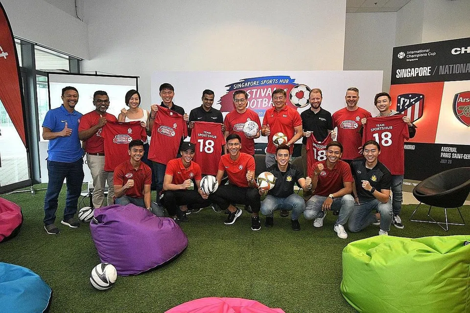 GANDING BAHU: CEO Hab Sukan, Oon Jin Teik (lima dari kanan), bergambar dengan rakan strategik lain termasuk CEO SportSG, Lim Teck Yin (empat dari kanan), Pengarah Sukan Lembaga Pelancongan Singapura (STB) Jean Ng (tiga dari kiri), CCO Hab Sukan, Adam Firth (dua dari kanan), pemangku setiausaha agung FAS, Yazeen Buhari (lima dari kiri), dan jurulatih bola sepak nasional dan juga skuad Bawah 23 Tahun negara, Fandi Ahmad (paling kiri), di sedang media bagi mengumumkan Festival Bola Sepak Hab Sukan pada Khamis lalu. - Foto HAB SUKAN SINGAPURA 