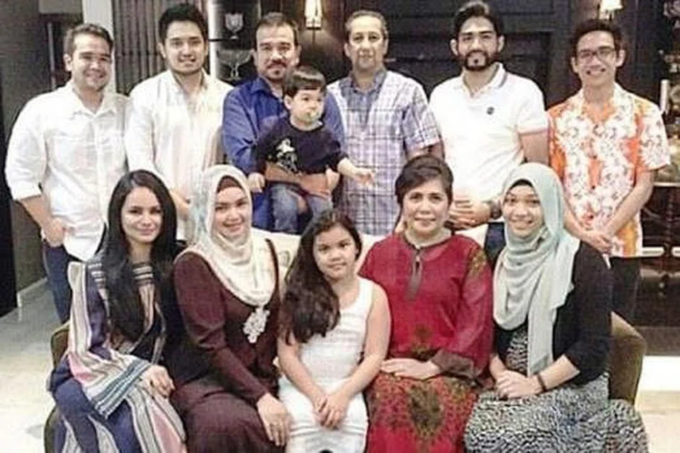 KINI MESRA: Dato' Siti Nurhaliza (dua dari kiri) bersama Tengku Zawyah Tengku Izham (duduk berbaju merah), ditemani anak-anak, suami Datok Khalid serta pelakon Izara Aishah (duduk, kiri). - Foto SITI NURHALIZA IG