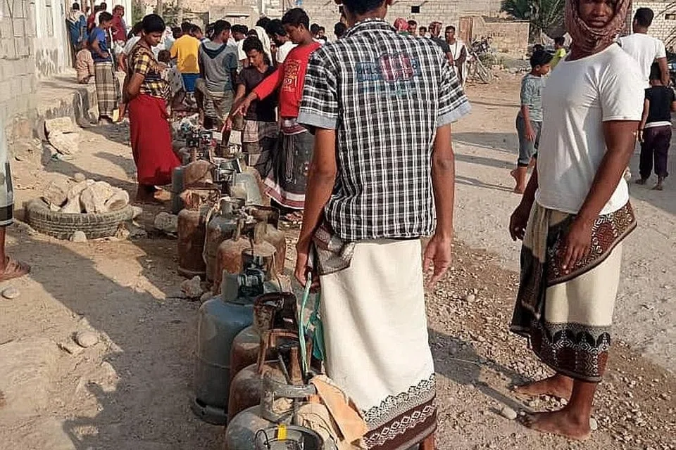 BERATUR PANJANG: Penduduk Yaman perlu beratur panjang bagi mendapatkan bekalan gas - Foto AMEEN TALIB
