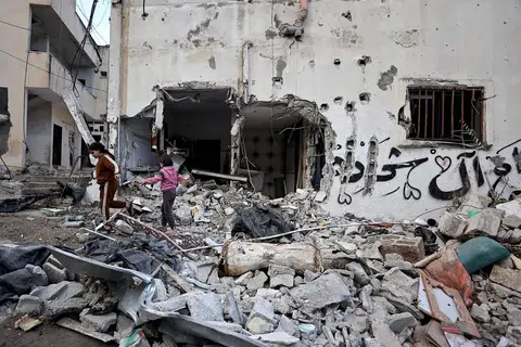 ANGKARA SERANGAN: Sebuah bangunan rosak teruk selepas tentera Israel menggempur kem pelarian Palestin di Nur Shams, di Tebing Barat yang diduduki Israel, pada 4 Januari.