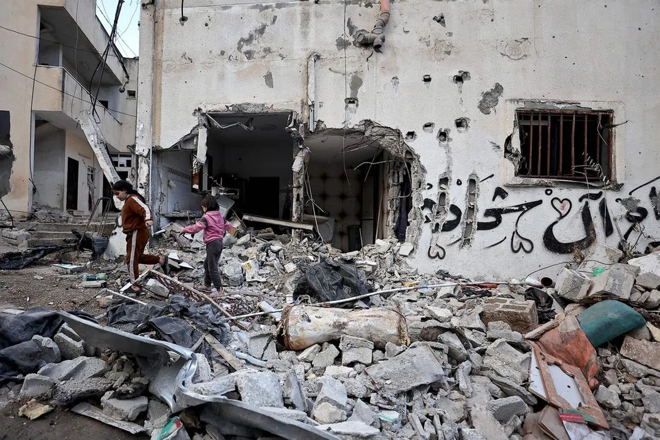 ANGKARA SERANGAN: Sebuah bangunan rosak teruk selepas tentera Israel menggempur kem pelarian Palestin di Nur Shams, di Tebing Barat yang diduduki Israel, pada 4 Januari.