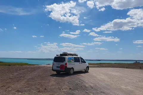 Tasik Balkhash di Kazakhstan merupakan salah satu tasik terbesar di Asia.