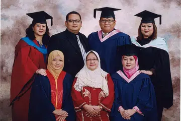 SELAMAT HARI IBU: Penulis (berdiri, kanan) merakam penghargaan atas perjuangan semua ibu tunggal. Beliau bersama keluarga (dari kiri, mengikut putaran jam) kakak sulung Najiyyah, 47 tahun; Rashid, 40 tahun; Mohsin, 31 tahun; Raihanah, 45 tahun; emak, Cik Rosilah Abdol Hamid, 72 tahun; dan Alubah, 46 tahun. - Foto ihsan ATIYYAH MOHD SAID