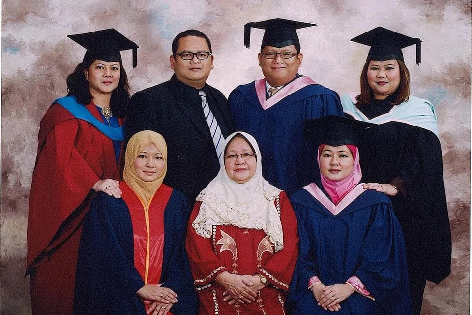SELAMAT HARI IBU: Penulis (berdiri, kanan) merakam penghargaan atas perjuangan semua ibu tunggal. Beliau bersama keluarga (dari kiri, mengikut putaran jam) kakak sulung Najiyyah, 47 tahun; Rashid, 40 tahun; Mohsin, 31 tahun; Raihanah, 45 tahun; emak, Cik Rosilah Abdol Hamid, 72 tahun; dan Alubah, 46 tahun. - Foto ihsan ATIYYAH MOHD SAID