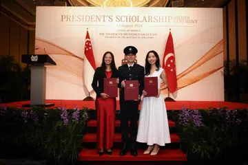 (Dari kiri) Cik Emily Tan Cheng Kai, Encik Dylan Toh En Yu dan Cik Marianne Wang Yining dianugerahi Biasiswa Presiden yang berprestij pada 13 Ogos.