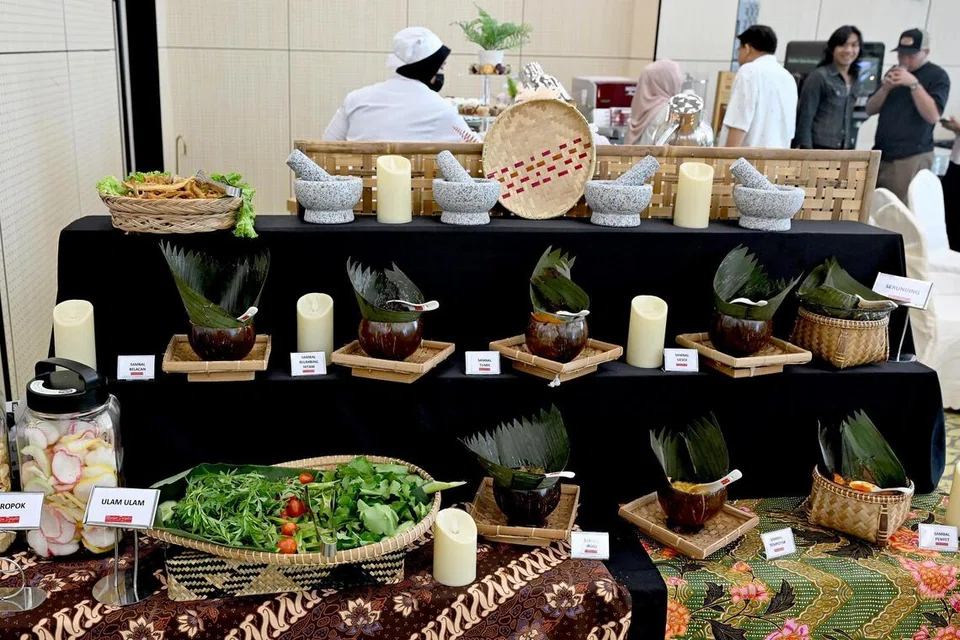 Pelbagai pilihan sambal tradisional, termasuk sambal belacan, sambal tumis, sambal gesek dan sambal tempoyak, disediakan. Ulam-ulaman serta keropok turut disajikan sebagai pelengkap hidangan tradisional.