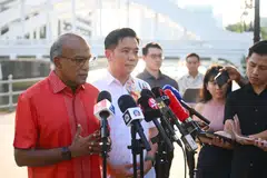 Sebagai sebahagian daripada tarikan Singapura, Menteri Penyelaras bagi Keselamatan Negara merangkap Menteri Ehwal Dalam Negeri, Encik K. Shanmugam (kiri) berkata pemerintah sedang meninjau cara menjadikan kawasan sekitar Boat Quay dan Clarke Quay lebih bertenaga. Bersamanya ialah Menteri Negara (Perdagangan dan Perusahaan merangkap Pembangunan Negara) yang juga Anggota Parlimen (AP) GRC Tanjong Pagar, Encik Alvin Tan (dua dari kiri).