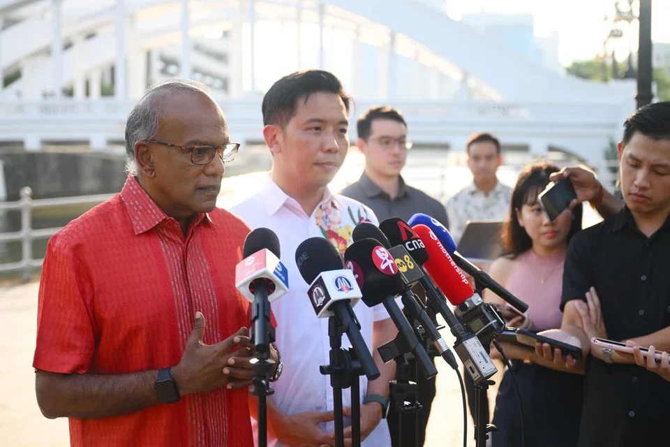 Sebagai sebahagian daripada tarikan Singapura, Menteri Penyelaras bagi Keselamatan Negara merangkap Menteri Ehwal Dalam Negeri, Encik K. Shanmugam (kiri) berkata pemerintah sedang meninjau cara menjadikan kawasan sekitar Boat Quay dan Clarke Quay lebih bertenaga. Bersamanya ialah Menteri Negara (Perdagangan dan Perusahaan merangkap Pembangunan Negara) yang juga Anggota Parlimen (AP) GRC Tanjong Pagar, Encik Alvin Tan (dua dari kiri).