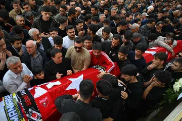 Kaum keluarga mengerumuni jenazah Bayram Nabi, 10 tahun, di upacara pengebumian sembilan mangsa kejadian tembakan rambang di sebuah sekolah di wilayah selatan  Kahramanmaras, Turkey, pada 16 April 2026.