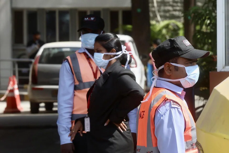 Pengawal keselamatan di Hospital Baptist Bangalore dilihat memakai pelitup muka pada 6 Januari selepas dua kes jangkitan ‘Human Metapneumovirus’ (HMPV) dikesan di Bangalore, India.