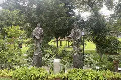Patung Sir Stamford Raffles (kiri) dan Dr Nathaniel Wallich yang didirikan di Fort Canning Park.