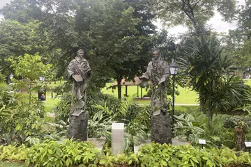 Patung Sir Stamford Raffles (kiri) dan Dr Nathaniel Wallich yang didirikan di Fort Canning Park.