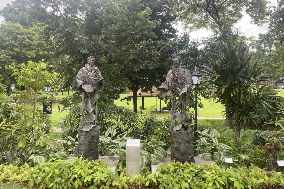Patung Sir Stamford Raffles (kiri) dan Dr Nathaniel Wallich yang didirikan di Fort Canning Park.