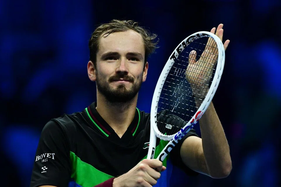 CATAT KEMENANGAN: Daniil Medvedev melangkah ke separuh akhir ATP selepas menundukkan lawannya, Alexander Zverev.