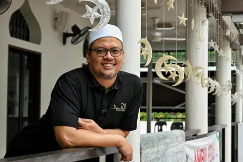 Pengerusi Masjid Al-Huda, Encik Mohamad Idris Mohd Khair, 52 tahun, telah berkhidmat di Masjid Al-Huda sejak 2008 dan menyandang jawatan selaku pengerusi sejak 2021. 
