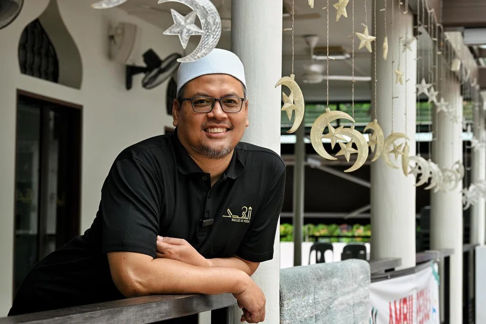 Pengerusi Masjid Al-Huda, Encik Mohamad Idris Mohd Khair, 52 tahun, telah berkhidmat di Masjid Al-Huda sejak 2008 dan menyandang jawatan selaku pengerusi sejak 2021. 