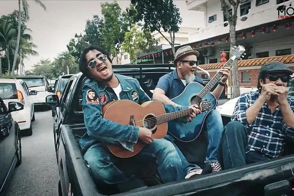 SINGLE BARU: (Dari kiri) Art Fazil, Baba Andy dan Imuda bergabung tenaga membawakan lagu Jam! - Foto MORO RECORDS