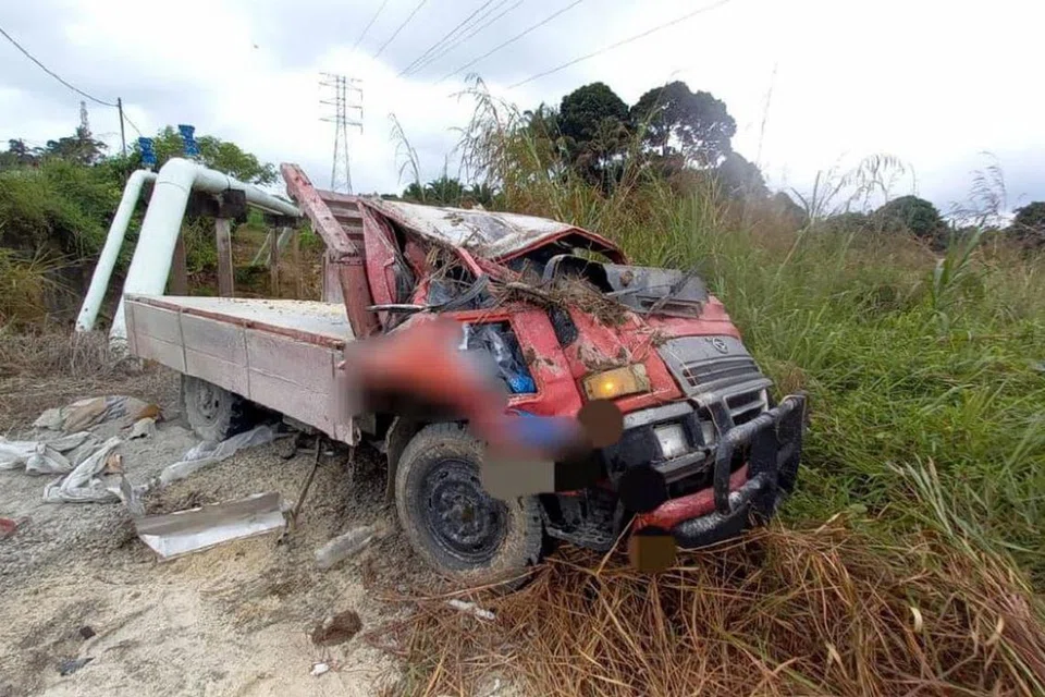 Keadaan lori yang terbabas ke dalam gaung di Kilometer 61.7 Jalan Sungai Rengit–Kota Tinggi, Johor, yang menyebabkan seorang lelaki maut, manakala dua lagi cedera pada 23 Januari.