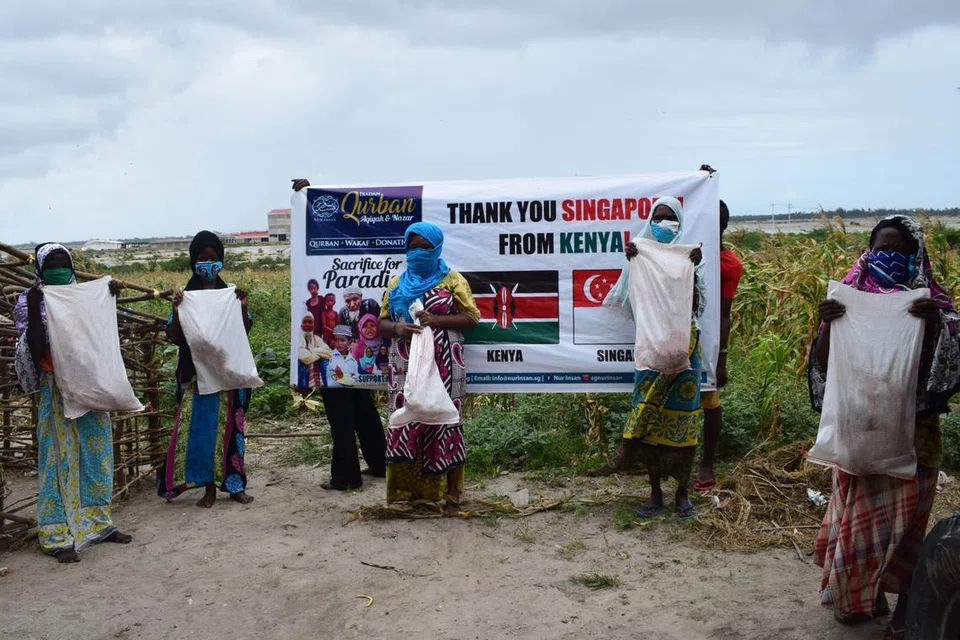 KORBAN LUAR NEGARA: Lebih ramai warga Singapura kini terbuka mendapatkan khidmat korban di luar negara, dengan ada yang menempah haiwan sejauh benua Afrika. Gambar ini menunjukkan penerima daging korban di Kenya pada 2021, yang dijalankan syarikat Nur Insan. 