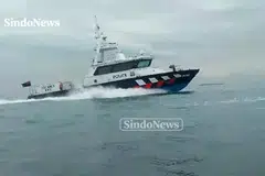 Kapal rondaan Polis Pengawal Pantai (PCG) Singapura mendekati rombongan nelayan Indonesia yang memancing ikan dalam kawasan perairan wilayah Singapura bersebelahan dengan Tuas pada 24 Disember 2024.