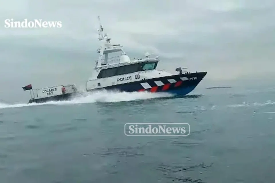 Kapal rondaan Polis Pengawal Pantai (PCG) Singapura mendekati rombongan nelayan Indonesia yang memancing ikan dalam kawasan perairan wilayah Singapura bersebelahan dengan Tuas pada 24 Disember 2024.