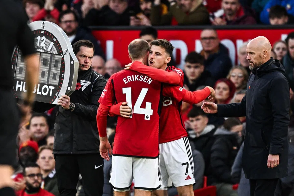 CEDERA: Pemain tengah Manchester United, Christian Eriksen, digantikan dengan Mason Mount pada separuh masa pertama dalam perlawanan menentang Luton pada Sabtu selepas mengalami kecederaan lutut.