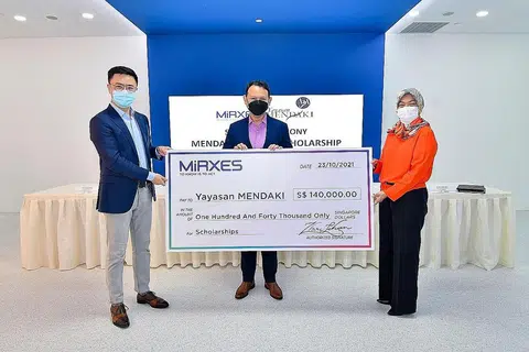 BIASISWA BARU: (Dari kiri) Dr Zhou, Encik Zaqy dan Ketua Pegawai Eksekutif Mendaki, Cik Zuraidah Abdullah, semasa menandatangani perjanjian Biasiswa Mendaki-MiRXES baru-baru ini. - Foto YAYASAN MENDAKI FACEBOOK PAGE
