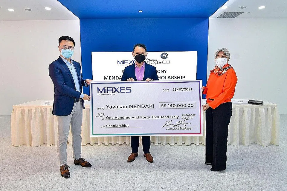 BIASISWA BARU: (Dari kiri) Dr Zhou, Encik Zaqy dan Ketua Pegawai Eksekutif Mendaki, Cik Zuraidah Abdullah, semasa menandatangani perjanjian Biasiswa Mendaki-MiRXES baru-baru ini. - Foto YAYASAN MENDAKI FACEBOOK PAGE