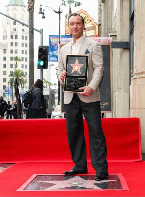 Pelakon, Jude Law, dengan bintangnya di Hollywood Walk of Fame di Los Angeles pada 12 Disember 2024.