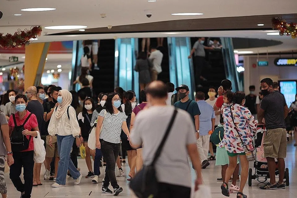 RAMAI DI PUSAT BELI-BELAH: Orang ramai dilihat di VivoCity semalam, hari pertama Fasa 3 pembukaan semula ekonomi (kiri). - Foto BH oleh JASON QUAH