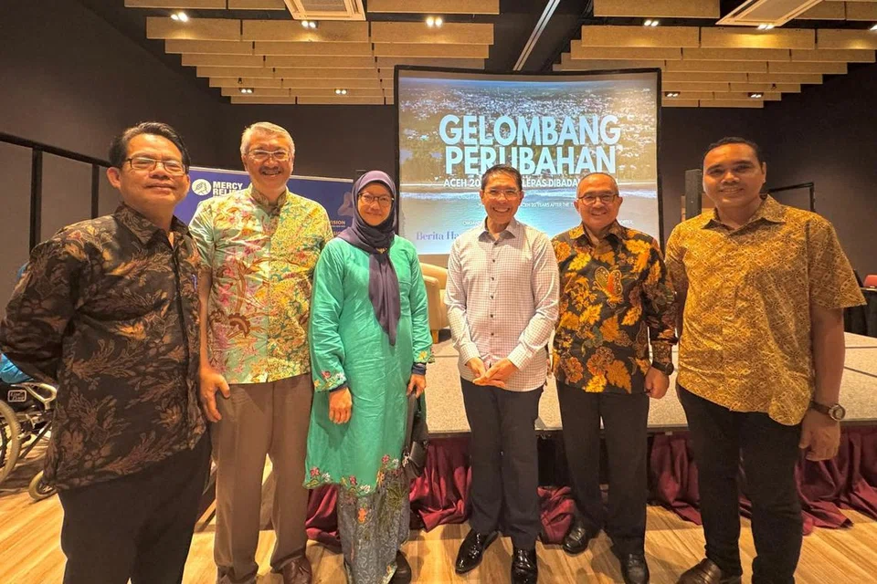 Menteri Kedua (Ehwal Luar merangkap Pendidikan), Dr Mohamad Maliki Osman (tiga dari kanan) bersama (dari kiri) peguam Melayu terkemuka, Encik Abdul Rohim Sarip; Anggota Lembaga Institut Timur Tengah Universiti Nasional Singapura (NUS), Encik Fazlur Rahman Kamsani; isteri Encik Fazlur, Cik Su’ad Ahmad; Duta besar Indonesia ke Singapura, Encik Suryo Pratomo dan Anggota Parlimen (AP) GRC Chua Chu Kang, Encik Zhulkarnain Abdul Rahim.