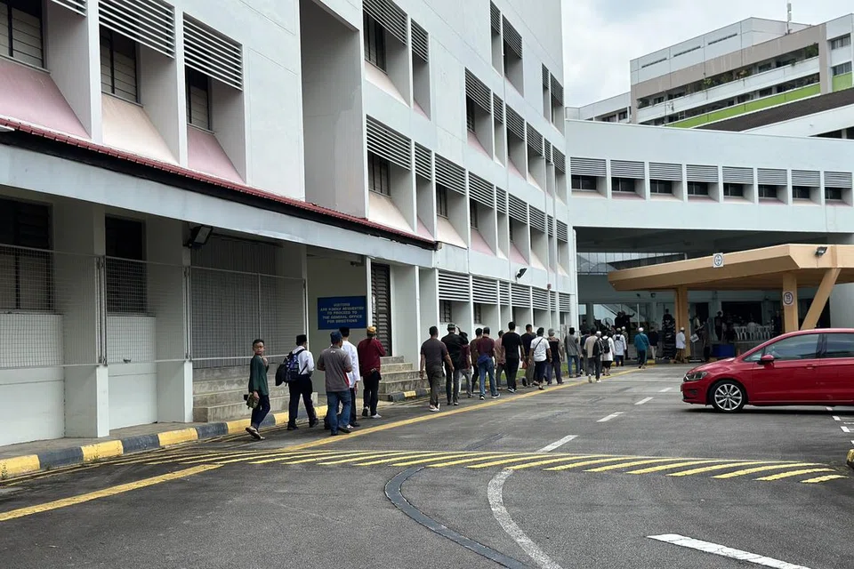 KEHADIRAN DIALUKAN: Jemaah memasuki kawasan bekas tapak Sekolah Menengah North View di Yishun Ring Road ini untuk menunaikan solat Jumaat.