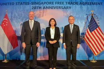 Menteri Perdagangan dan Perusahaan, Encik Gan Kim Yong (kanan) bersama Wakil Perdagangan Amerika Syarikat, Cik Katherine Tai dan presiden dan ketua eksekutif Majlis Perniagaan Amerika-Asean, EncikTed Osius di majlis resepsi pada 29 April, sempena ulang tahun ke-20 Perjanjian Perdagangan Bebas AS-Singapura. 