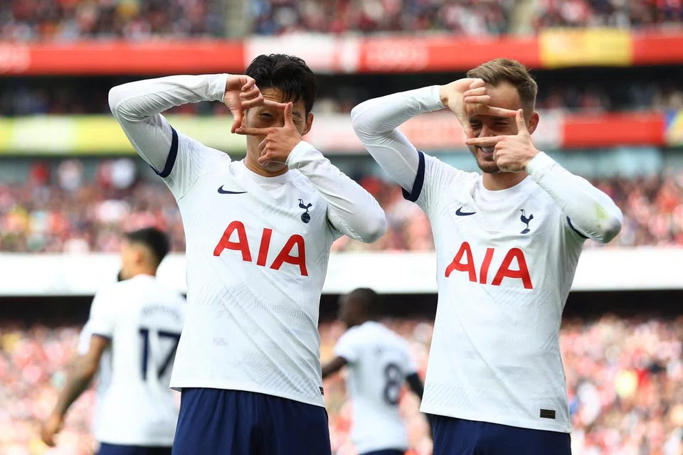 TUNGGAK SPURS: Son Heung-min (kiri) dan James Maddison, meraikan gol Spurs semasa menentang Arsenal minggu lalu. Kededuanya adalah tunggak Spurs musim ini.