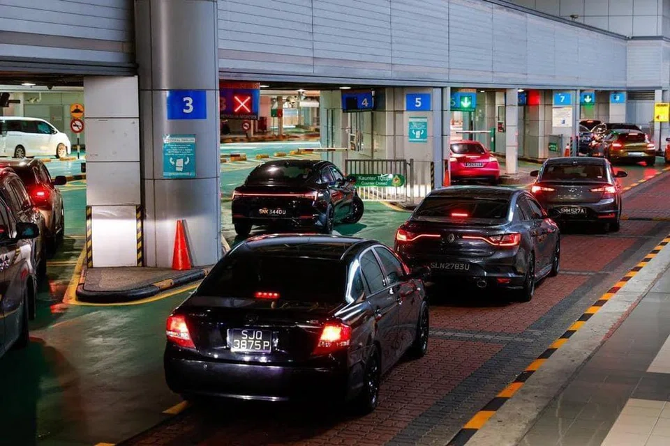 Menteri Besar Johor, Datuk Onn Hafiz Ghazi, kecewa mendapati 13 kaunter di laluan kereta di Kompleks Kastam, Imigresen dan Kuarantin (CIQ) Bangunan Sultan Iskandar (BSI) di Johor Bahru, tidak dibuka sehingga menyebabkan kesesakan.