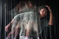 PANDAI MENARI WALAU TULI: Encik Muhd Ammar Nasrulhaq mempelajari tarian baru dengan memerhatikan petunjuk visual dan memastikan gerakannya sesuai dengan tempo muzik dengan merasakan gegaran pada lantai ketika muzik dimainkan. - Foto BM oleh KUA CHEE SIONG