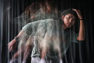 PANDAI MENARI WALAU TULI: Encik Muhd Ammar Nasrulhaq mempelajari tarian baru dengan memerhatikan petunjuk visual dan memastikan gerakannya sesuai dengan tempo muzik dengan merasakan gegaran pada lantai ketika muzik dimainkan. - Foto BM oleh KUA CHEE SIONG
