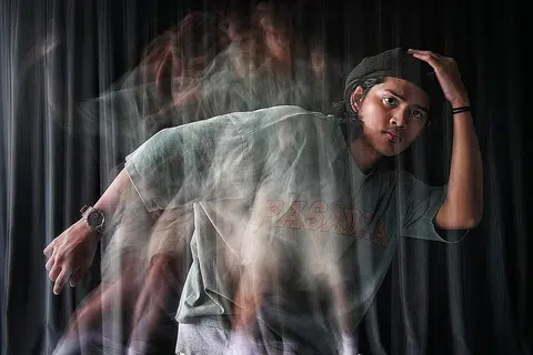 PANDAI MENARI WALAU TULI: Encik Muhd Ammar Nasrulhaq mempelajari tarian baru dengan memerhatikan petunjuk visual dan memastikan gerakannya sesuai dengan tempo muzik dengan merasakan gegaran pada lantai ketika muzik dimainkan. - Foto BM oleh KUA CHEE SIONG